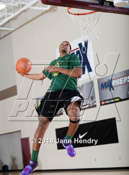 Thumbnail 2 in 2014 MaxPreps Holiday Classic Dunk Contest  photogallery.