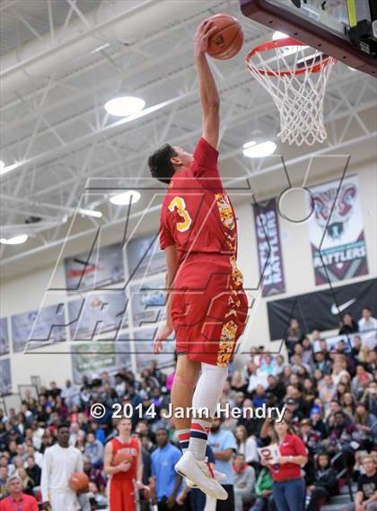 Thumbnail 1 in 2014 MaxPreps Holiday Classic Dunk Contest  photogallery.