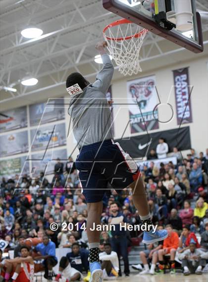 Thumbnail 1 in 2014 MaxPreps Holiday Classic Dunk Contest  photogallery.