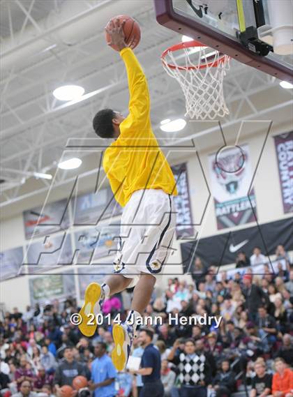 Thumbnail 2 in 2014 MaxPreps Holiday Classic Dunk Contest  photogallery.