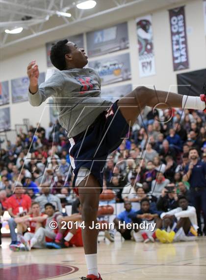 Thumbnail 2 in 2014 MaxPreps Holiday Classic Dunk Contest  photogallery.