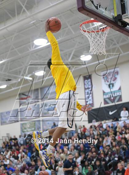 Thumbnail 1 in 2014 MaxPreps Holiday Classic Dunk Contest  photogallery.