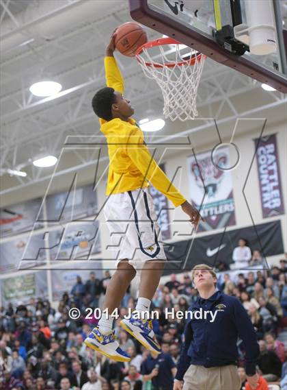 Thumbnail 1 in 2014 MaxPreps Holiday Classic Dunk Contest  photogallery.