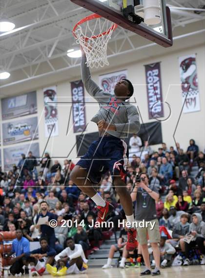 Thumbnail 2 in 2014 MaxPreps Holiday Classic Dunk Contest  photogallery.