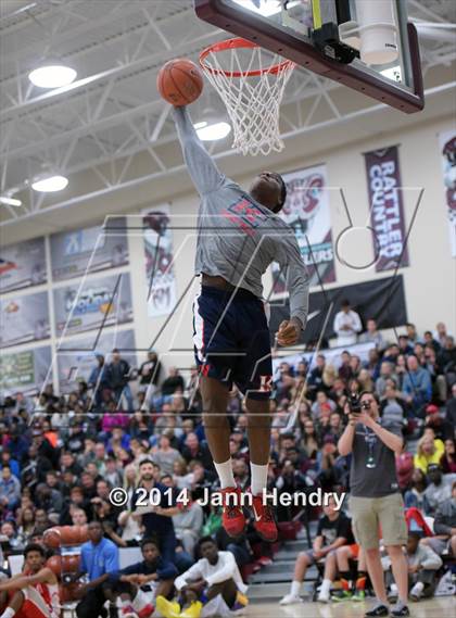Thumbnail 1 in 2014 MaxPreps Holiday Classic Dunk Contest  photogallery.