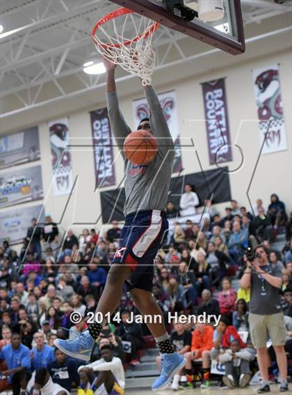 Thumbnail 2 in 2014 MaxPreps Holiday Classic Dunk Contest  photogallery.