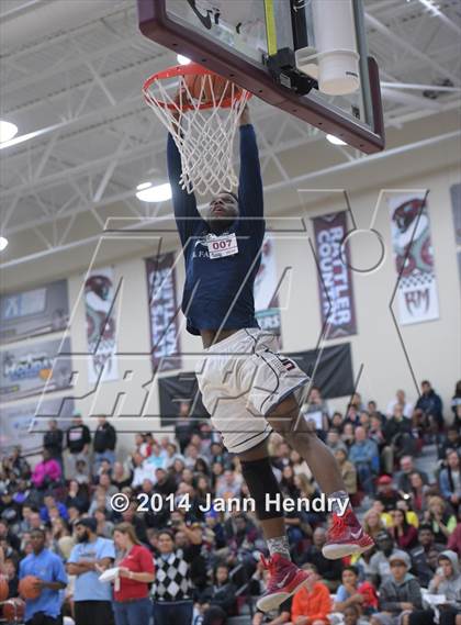 Thumbnail 3 in 2014 MaxPreps Holiday Classic Dunk Contest  photogallery.