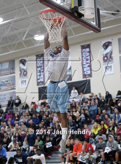 Thumbnail 1 in 2014 MaxPreps Holiday Classic Dunk Contest  photogallery.