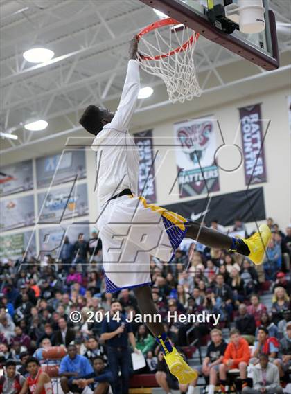 Thumbnail 2 in 2014 MaxPreps Holiday Classic Dunk Contest  photogallery.
