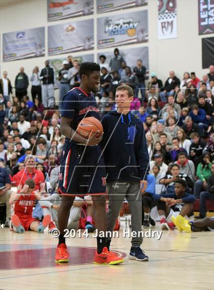 Thumbnail 2 in 2014 MaxPreps Holiday Classic Dunk Contest  photogallery.