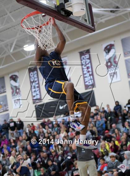 Thumbnail 3 in 2014 MaxPreps Holiday Classic Dunk Contest  photogallery.