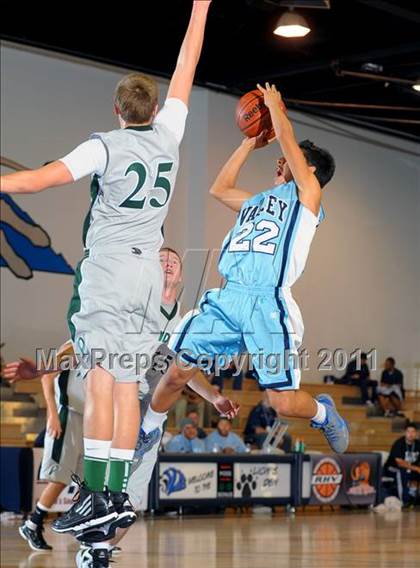 Thumbnail 2 in Santa Ana Valley vs Ponderosa (MaxPreps Holiday Classic) photogallery.