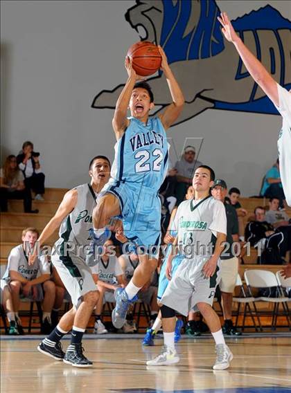 Thumbnail 3 in Santa Ana Valley vs Ponderosa (MaxPreps Holiday Classic) photogallery.