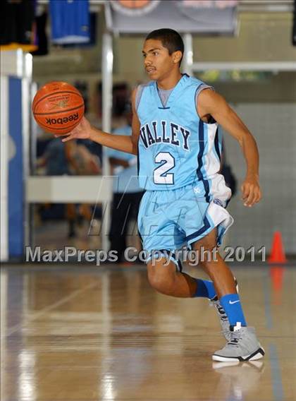 Thumbnail 2 in Santa Ana Valley vs Ponderosa (MaxPreps Holiday Classic) photogallery.