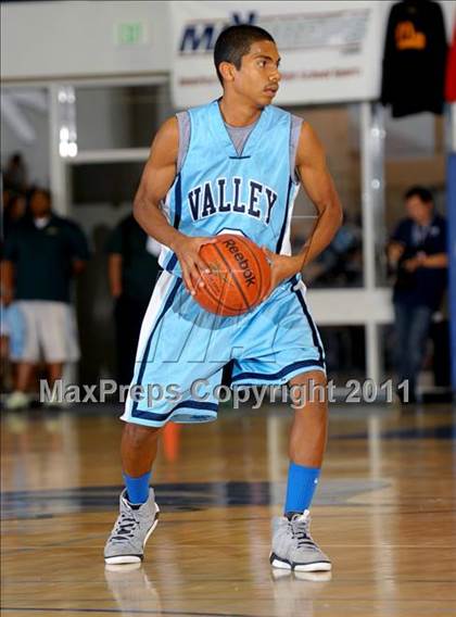 Thumbnail 3 in Santa Ana Valley vs Ponderosa (MaxPreps Holiday Classic) photogallery.