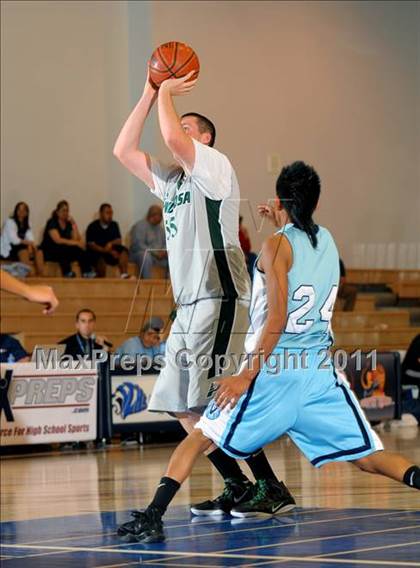 Thumbnail 2 in Santa Ana Valley vs Ponderosa (MaxPreps Holiday Classic) photogallery.