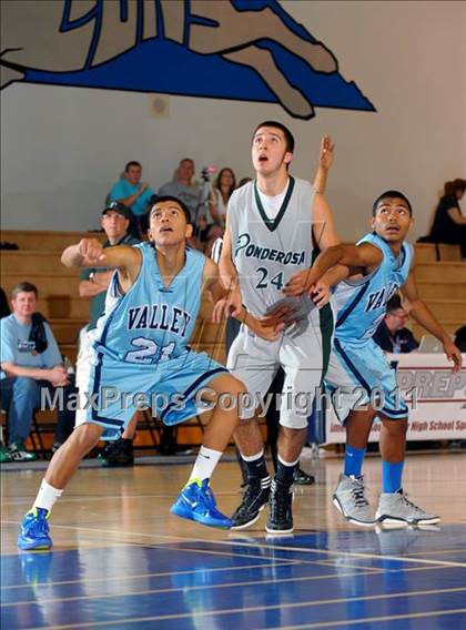 Thumbnail 1 in Santa Ana Valley vs Ponderosa (MaxPreps Holiday Classic) photogallery.