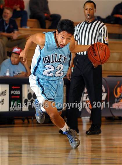 Thumbnail 3 in Santa Ana Valley vs Ponderosa (MaxPreps Holiday Classic) photogallery.