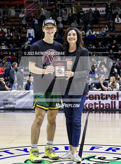 Thumbnail 2 in Kingsburg vs. Sierra (CIF CS Division 3 Championship) photogallery.