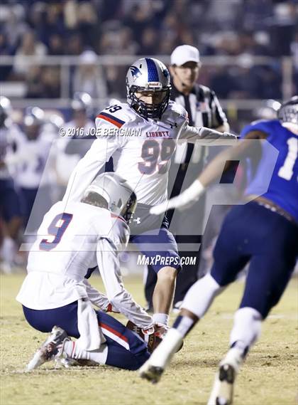 Thumbnail 3 in Bakersfield vs. Liberty (CIF Central Section Semifinal Playoff) photogallery.