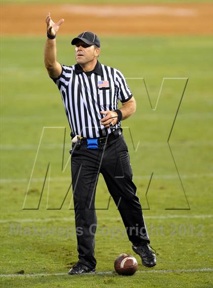 Thumbnail 3 in Servite vs. Mater Dei photogallery.