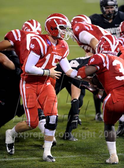 Thumbnail 2 in Servite vs. Mater Dei photogallery.
