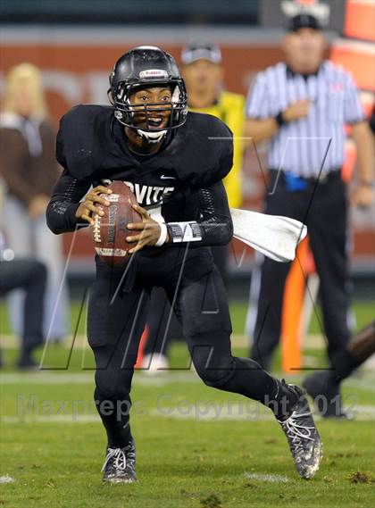 Thumbnail 2 in Servite vs. Mater Dei photogallery.