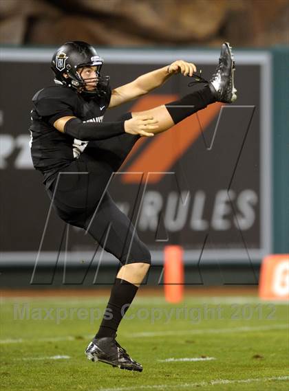 Thumbnail 2 in Servite vs. Mater Dei photogallery.