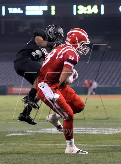 Thumbnail 3 in Servite vs. Mater Dei photogallery.