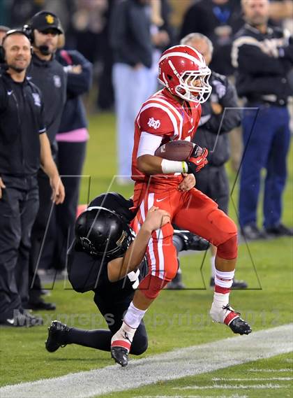 Thumbnail 2 in Servite vs. Mater Dei photogallery.
