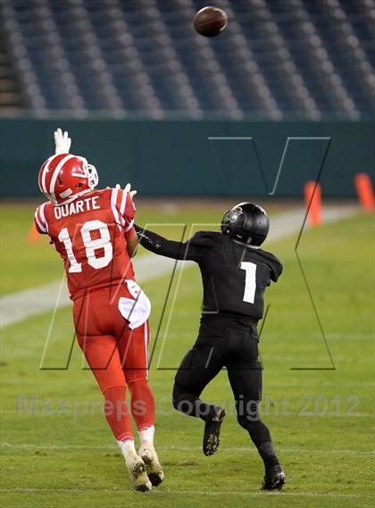 Thumbnail 2 in Servite vs. Mater Dei photogallery.