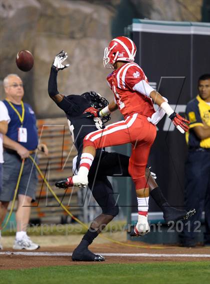 Thumbnail 3 in Servite vs. Mater Dei photogallery.