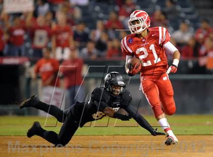 Thumbnail 3 in Servite vs. Mater Dei photogallery.