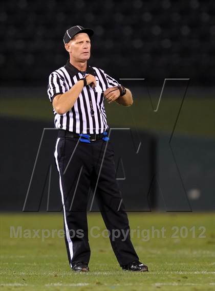 Thumbnail 3 in Servite vs. Mater Dei photogallery.