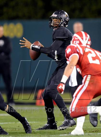 Thumbnail 3 in Servite vs. Mater Dei photogallery.