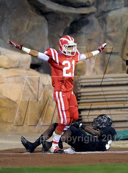 Thumbnail 2 in Servite vs. Mater Dei photogallery.