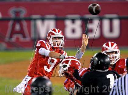 Thumbnail 3 in Servite vs. Mater Dei photogallery.