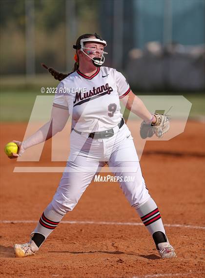 Thumbnail 1 in Yukon vs Mustang (OSSAA 6A Region 1 Final) photogallery.