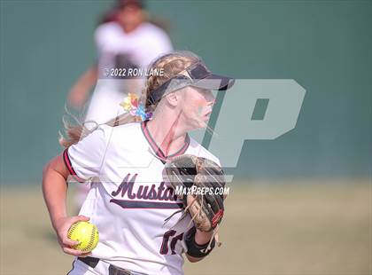 Thumbnail 1 in Yukon vs Mustang (OSSAA 6A Region 1 Final) photogallery.