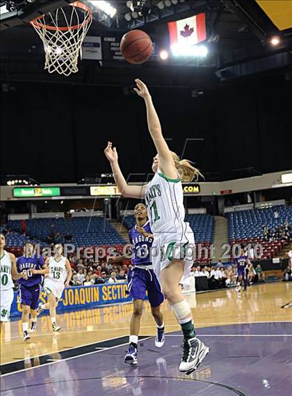 Thumbnail 2 in St. Mary's vs. Sacramento (CIF SJS D3 Finals) photogallery.