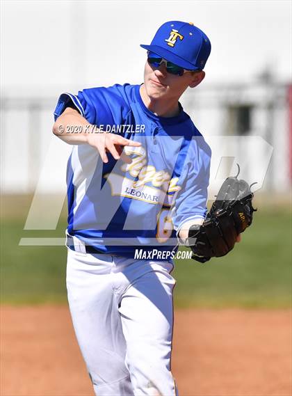 Thumbnail 1 in Bland vs Leonard (Pottsboro Invitational) photogallery.