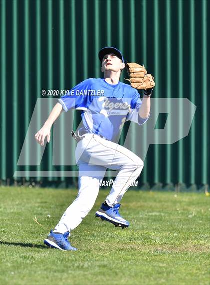 Thumbnail 2 in Bland vs Leonard (Pottsboro Invitational) photogallery.