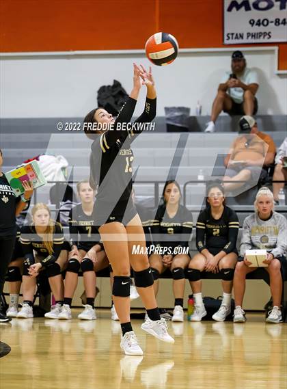 Thumbnail 1 in Henrietta vs. Lindsay (Nocona Tournament) photogallery.