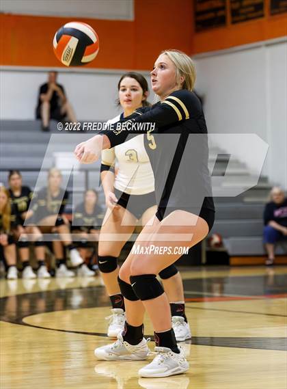 Thumbnail 3 in Henrietta vs. Lindsay (Nocona Tournament) photogallery.