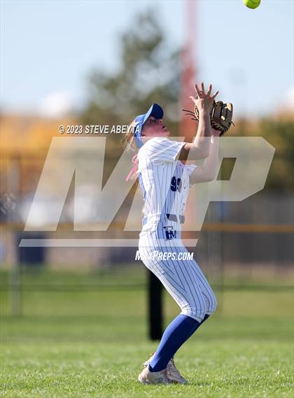 Thumbnail 1 in Erie vs. Fruita Monument (CHSAA 5A Semifinal) photogallery.