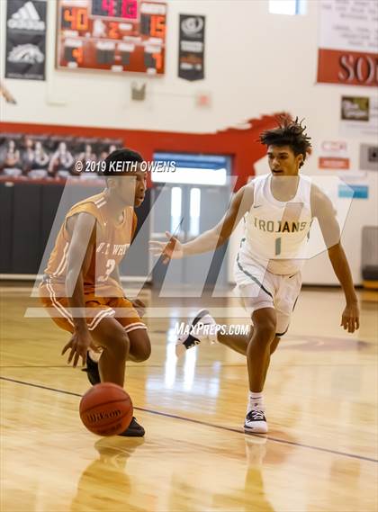 Thumbnail 3 in White vs Newman Smith (CFB Classic) photogallery.