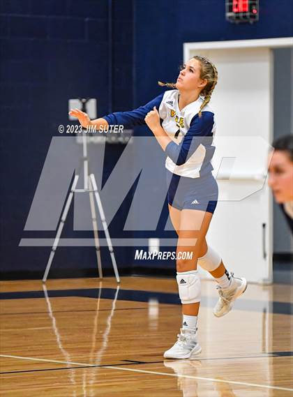 Thumbnail 1 in Allen Academy vs Chinquapin photogallery.