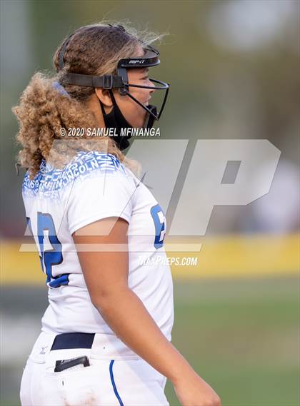Thumbnail 3 in McCook vs. Lincoln East photogallery.