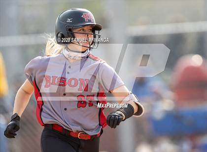 Thumbnail 2 in McCook vs. Lincoln East photogallery.