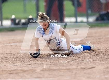 Thumbnail 3 in McCook vs. Lincoln East photogallery.